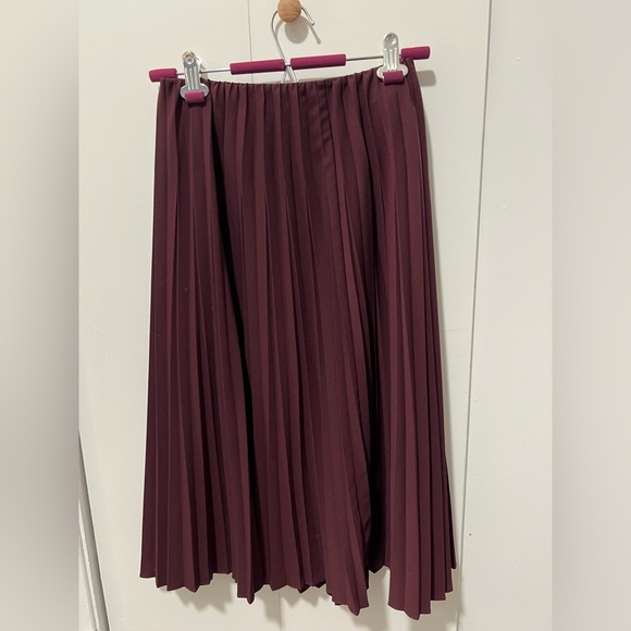Uniqlo Dresses & Skirts - Uniqlo Midi Pleated Skirt